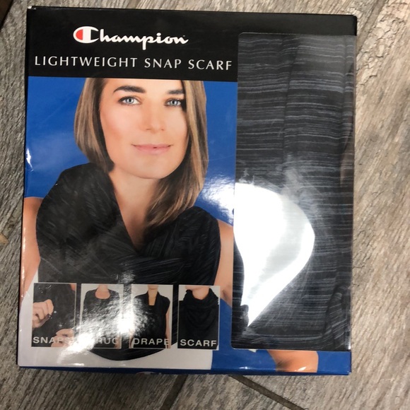 Champion Womens Lightweight Snap Scarf New With Tags - Picture 2 of 3